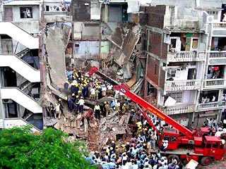 По последним данным, не менее 13 человек погибли и свыше 40 человек пострадали в результате взрыва в жилом доме на юге индийского штата Гуджарат
