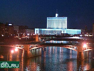 В здании правительства России  на Краснопресненской набережной сотрудники спецслужб ищут бомбу, о которой около 16 часов дня  сообщил в милицию неизвестный человек
