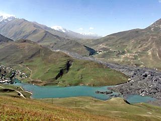 Возникшее в результате схода ледника Колка в Кармадонском ущелье Северной Осетии искусственное озеро не представляет опасности для расположенных в низовьях ущелья населенных пунктов