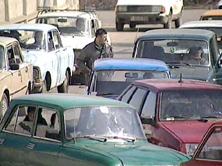 Огромная автомобильная пробка образовалась во вторник на перекрестке улиц Красный путь и 7-я Северная в центре Омска, где под землю провалился грузовой автомобиль