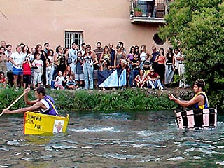Необычный вид отдыха вот уже 35 лет практикуют жители небольшого итальянского городка Риети. Каждый август в местной реке Велино проводятся гонки на ваннах