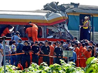 Крупная железнодорожная катастрофа произошла в ночь на пятницу в Южной Корее. По уточненным данным, в результате катастрофы, в которой пассажирский поезд врезался в товарный состав три человека погибли и 50 получили травмы различной степени тяжести