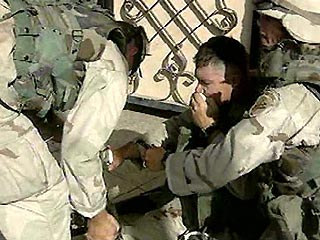 Иракцы забросали в воскресенье камнями британских военных на одной из бензозаправочных станций в Басре, ранив троих солдат, и сожгли один из кувейтских бензовозов, который доставлял на юг Ирака топливо