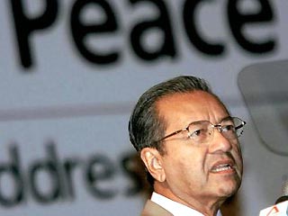 Премьер-министр Малайзии Махатхир Мохамад обвинил богатые державы в том, что они способствуют терроризму, продавая оружие бедным странам. При этом, как он выразился, они начинают войну по малейшему поводу