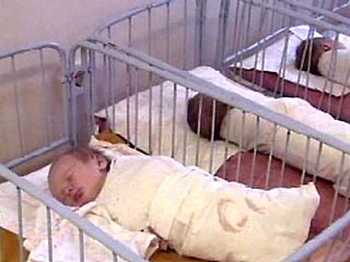 Нелепая случайность произошла 14 лет назад в одном роддомов Павлодарской области на севере Казахстана - в 1989 году медперсонал больницы перепутал двух новорожденных