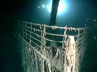 Посетители "Титаника" заваливают его мусором