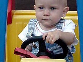 Двухлетний мальчик на игрушечном автомобиле задавил насмерть пенсионера