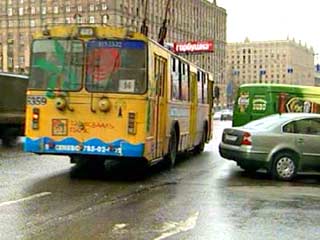 Движение на большинстве троллейбусных и трамвайных линий столицы, прерванное из-за ливневых дождей, восстановлено, общественный транспорт стоит лишь в 4-5 "точках"