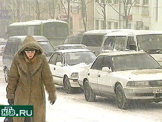 Как сообщает "ИТАР-ТАСС", сегодня на Приморский край обрушились сразу 2 снежных циклона. Один из них пришел из Северного Китая, другой из Японского моря