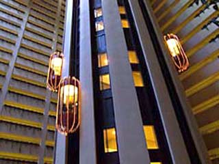 Когда в 45-этажном здании отеля Marriott в Нью-Йорке вновь зажегся свет, все его жильцы, которые неожиданно для себя на время превратились в бездомных, вздохнули с большим облегчением