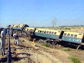 Более 15 человек погибли и около 200 ранены в результате железнодорожной катастрофы в пакистанской провинции Синд