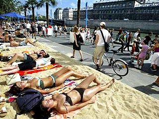 В Париже закрывается песчаный пляж, оборудованный на участке набережной Сены