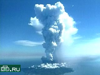 Сегодня утром произошел новый выброс магмы и пепла из жерла вулкана Ояма, проснувшегося еще месяц назад, на японском острове Мякехима в 200 км к югу от Токио