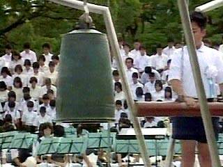 6 августа в Хиросиму со всех уголков света стеклись активисты мира, чтобы почтить память тех, кто погиб в результате сброса первой атомной бомбы 58 лет назад. Затем аналогичные церемонии были проведены в Нагасаки, на который спустя три дня была сброшена в