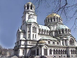 По мнению критиков закона "О религиозных деноминациях", он противоречит конституции Болгарии, так как утверждает привилегированный статус Болгарской Православной Церкви