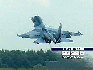 На шестом Международном авиакосмическом салоне МАКС-2003, который отрылся сегодня в подмосковном Жуковском, состоялись показательные полеты российской пилотажной группы "Русские витязи" и американского самолета F-15