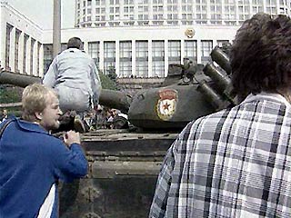 Большинство опрошенных россиян (48%), оценивая сегодня августовские события 1991 года, назвали их просто эпизодом борьбы за власть в высшем руководстве страны