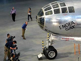 В Вашингтоне представлен бомбардировщик Enola Gay, сбросивший первую атомную бомбу на Японию