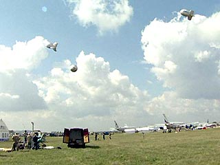 На международном авиакосмическом салоне МАКС-2003, который проходит в подмосковном Жуковском, в среду упал аэростат. В результате инцидента пострадали два человека