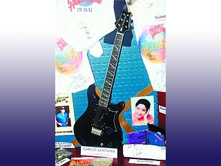 Меломаны из ОАЭ получили шанс стать владельцами уникальной гитары, к тому же с его личным автографом, прославленного музыканта Карлоса Сантаны, и одновременно помочь заплаченными за инструмент деньгами в восстановлении Ирака