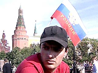 Российский трехцветный флаг нравится большинству россиян