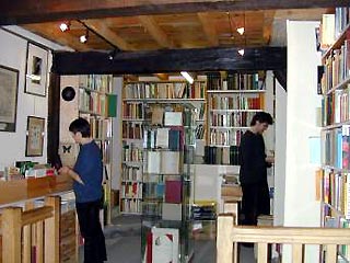 Во Франции на книжный рынок страны к наступающему осеннему сезону выходят 690 новых литературных и исторических романов и биографий известных людей