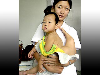Малышка была найдена в китайской столице в середине марта. Родители бросили девочку, которая родилась со страшным уродством. Полицейские отдали ребенка сотрудникам социальных служб, и теперь девочку готовят к сложнейшей операции