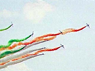 Французские и итальянские летчики нарисовали в небе над подмосковным Жуковским огромное сердце