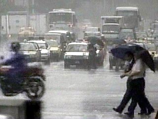 Многих москвичей разбудил в понедельник шум дождя. По прогнозам московского Гидрометеобюро, дождь будет поливать столицу всю первую половину дня. Не избежит его и Московская область