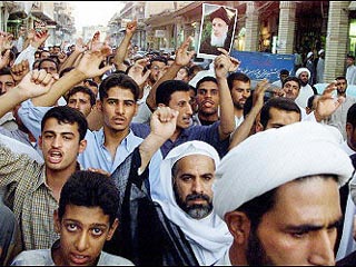 Тысячи шиитов вышли на улицы Неджефа, протестуя против покушения на жизнь одного из лидеров Высшего совета исламской революции Ирака Мухаммеда Саида аль-Хакима.