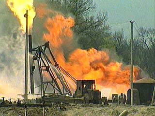 Боевики подожгли выстрелами из огнеметов резервуар нефтеналивного комплекса Червленая-Узловая в Шелковском районе Чечни