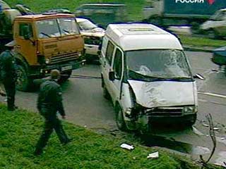 Утром во вторник в Жулебино около дома номер 5 по улице Привольная "Газель" столкнулась с грузовиком "КамАЗ". В результате аварии тяжелые ранения получили 4 пассажиров маршрутки