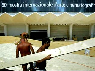 Рабочие уже закончили оформлять деревянный помост для праздничной дорожки, по которой в среду будут проходить участники и гости юбилейного 60-го кинофестиваля в Венеции