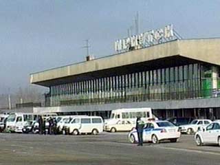 В аэропорту Иркутска в среду пассажирский самолет Ту-154 авиакомпании "Сибирь", выруливая перед вылетом на взлетную полосу, выехал за ее пределы. Пострадавших нет