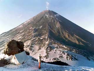 На Камчатке, сорвавшись со склона Ключевского вулкана, погиб иркутский турист