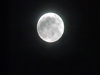 Этой ночью жители западной части Европы имели возможность наблюдать редкое явление природы - полное лунное затмение