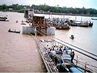 Не менее 25 человек, в том числе 22 школьника, погибли в четверг в Индии в результате обрушения моста через реку Даманганга в индийской союзной территории Диу и Даман на западе страны