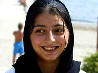 14-летней иранке Хане Махмальбаф, первый полнометражный фильм которой дебютировал на 60-ом Венецианском кинофестивале в четверг, чуть было не запретили присутствовать на премьере ее собственного фильма