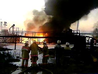Пятно горящей нефти, вытекшей из нефтеналивного танкера в Самарской области, занимает площадь 150 кв. м