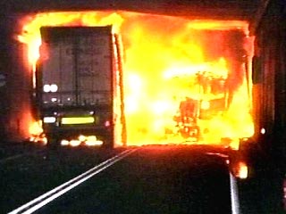 В Германии польская автоцистерна с кислотой столкнулась с литовским грузовиком. В результате столкновения начался пожар - загорелась цистерна, из которой вытекло около тонны кислоты, и литовский грузовик