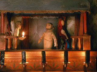 Вертепы - это небольшие кукольные представления, разыгрываемые в особых деревянных ящиках, символизирующих Вифлеемскую пещеру, где родился Иисус Христос.