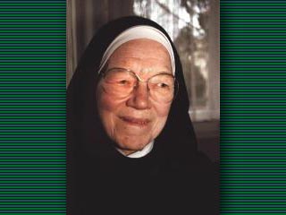 85-летняя католическая монахиня сестра Иза Вермерен названа лучшим проповедником Германии. На протяжении ряда лет она ведет на телевидении еженедельную программу 'Слово на воскресенье'