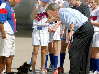 Прощаясь с Техасом, Джордж Буш уронил свою собаку Барни