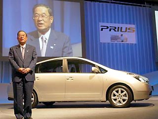 Возможности машины показал журналистам сам президент Toyota Фудзио Чо. Во время парковки он демонстративно опустил руки с руля - и автомобиль сам въехал на предназначенное для нее место