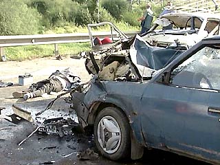 В Оренбургской области два автомобиля врезались в трактор - 5 погибших