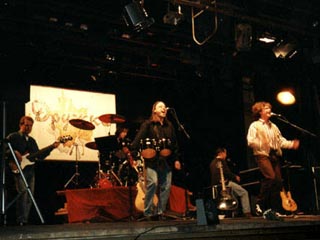 В фестивальном концерте примет участие популярная рок-группа 'Дружки'