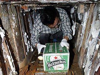 Два жителя Южной Кореи украли с американской базы 58 000 банок пива и 4 000 коробок с вином
