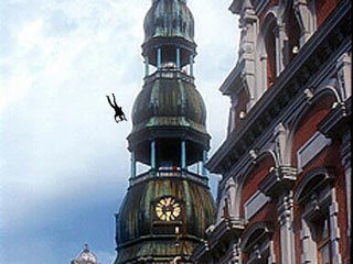 Молодой человек сорвался с 70-метровой башни Святого Петра в Риге