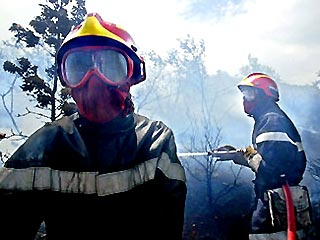 Пожарным не удается потушить возгорание в районе Санта-Мариа ди Лота на Корсике