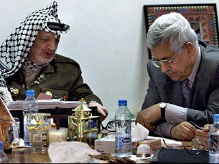 Ясир Арафат утвердил отставку Махмуда Аббаса